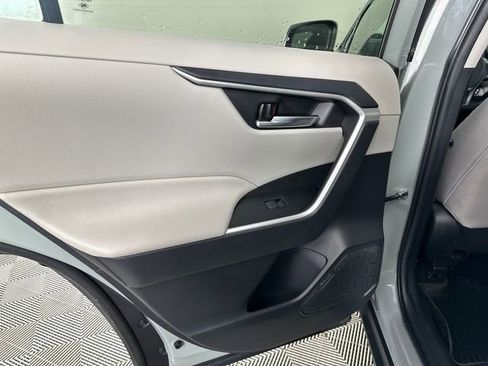 Used 2021 Toyota RAV4 XLE w/ Convenience Package image 11