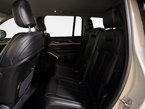 Used 2023 Jeep Grand Cherokee Limited w/ Black Appearance Package AWD/4WD image 24