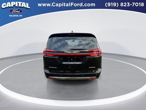 Used 2024 Chrysler Pacifica Touring-L image 7