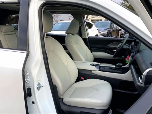 Used 2024 Toyota Grand Highlander XLE image 9