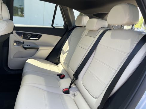 Used 2025 Mercedes-Benz GLC 350e 4MATIC image 32