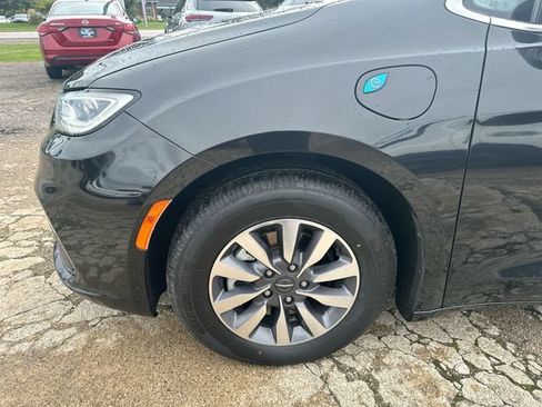 Used 2023 Chrysler Pacifica Touring-L FWD image 35
