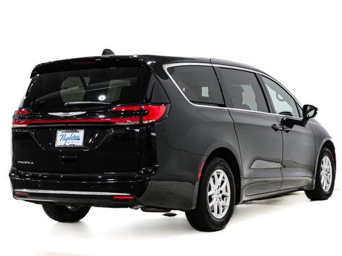 Used 2025 Chrysler Pacifica Select FWD image 6