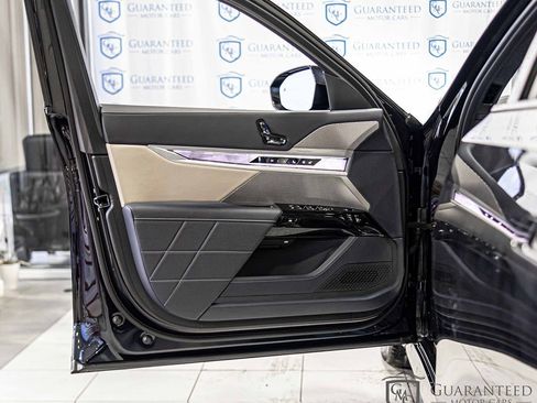 Used 2025 BMW 760i xDrive w/ Executive Package image 31