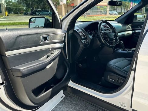 Used 2017 Ford Explorer XLT w/ Equipment Group 202A FWD image 6