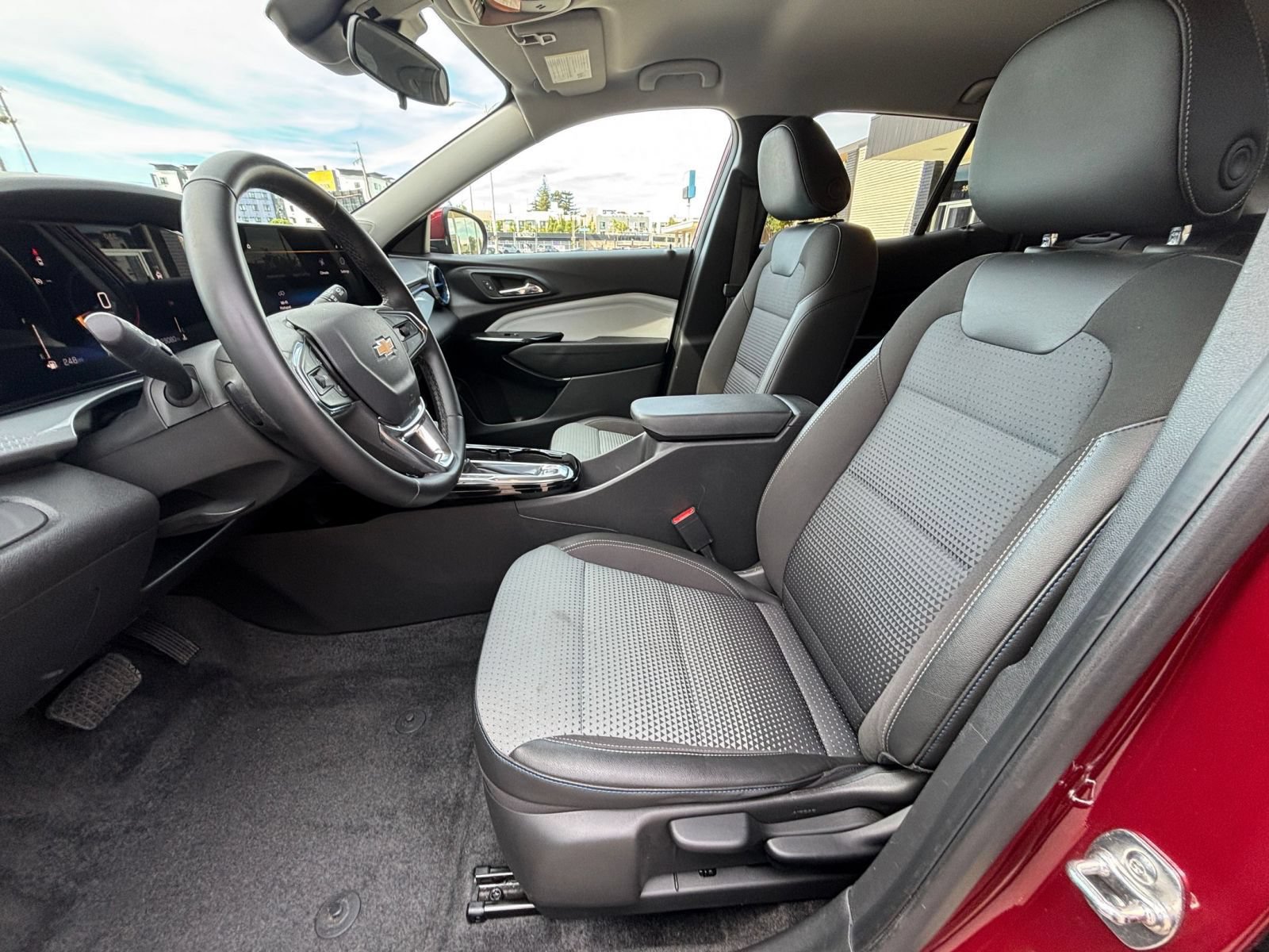 Used 2025 Chevrolet Trax LT w/ LT Convenience Package FWD image 25