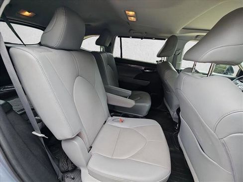 Used 2022 Toyota Highlander Limited FWD image 19