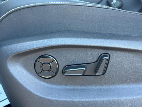 Used 2025 Volkswagen Tiguan SE R-Line image 19