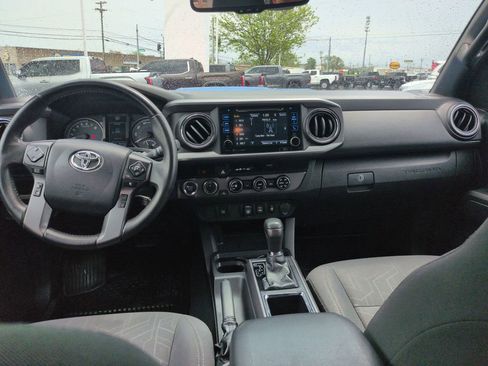 Used 2018 Toyota Tacoma TRD Sport image 12
