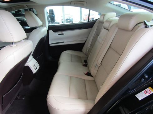Used 2016 Lexus ES 350 w/ Premium Package w/Wood Trim FWD image 10