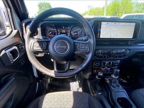 Certified 2025 Jeep Gladiator Mojave w/ Convenience Group AWD/4WD image 5