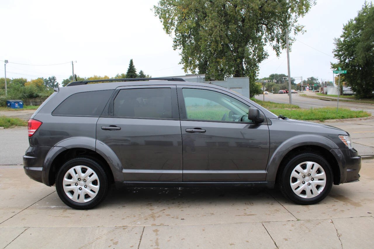 Used 2019 Dodge Journey SE FWD image 3
