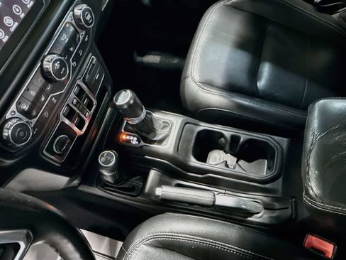 Used 2019 Jeep Wrangler Unlimited Sahara AWD/4WD image 17