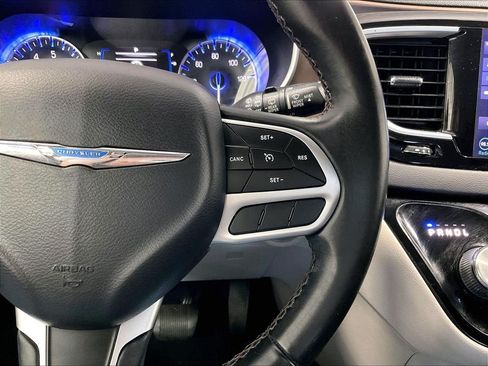 Used 2018 Chrysler Pacifica Touring-L FWD image 24