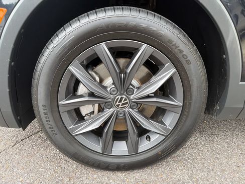 Used 2022 Volkswagen Tiguan SE w/ Panoramic Sunroof Package FWD image 37