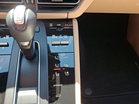 Used 2022 Porsche Macan AWD/4WD image 18