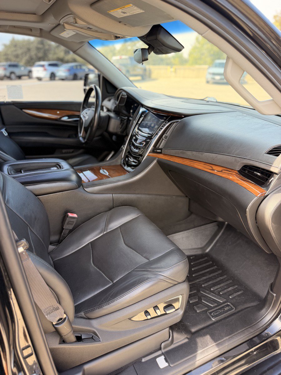 Used 2017 Cadillac Escalade Luxury AWD/4WD image 10
