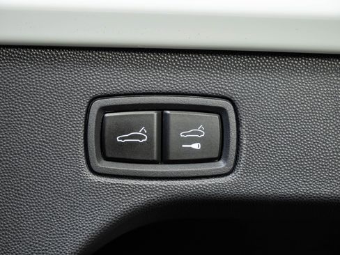 Used 2025 Porsche Macan Electric RWD image 32