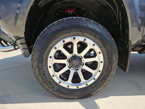 Used 2022 Toyota Tacoma Limited image 31