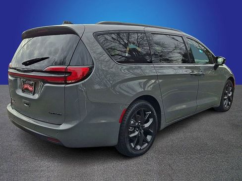 Used 2025 Chrysler Pacifica Limited FWD image 4