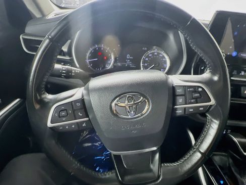 Used 2024 Toyota Highlander XLE FWD image 18