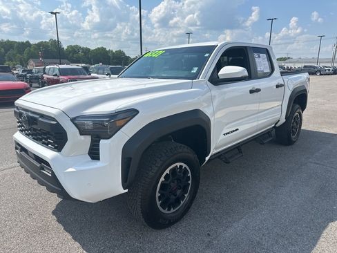 Used 2025 Toyota Tacoma TRD Off-Road w/ TRD Off Road Upgrade Package AWD/4WD image 3