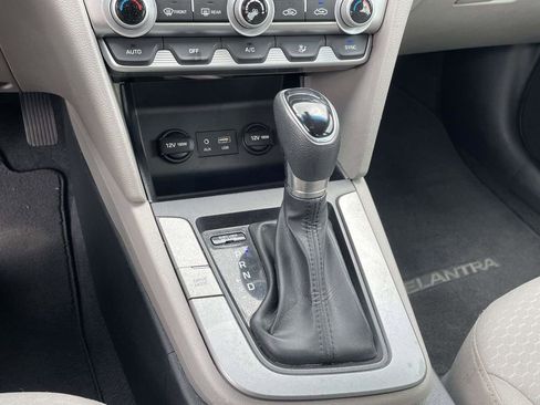Used 2020 Hyundai Elantra SE FWD image 18