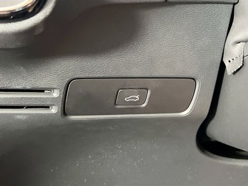 Used 2023 Volvo XC40 B5 Plus image 10