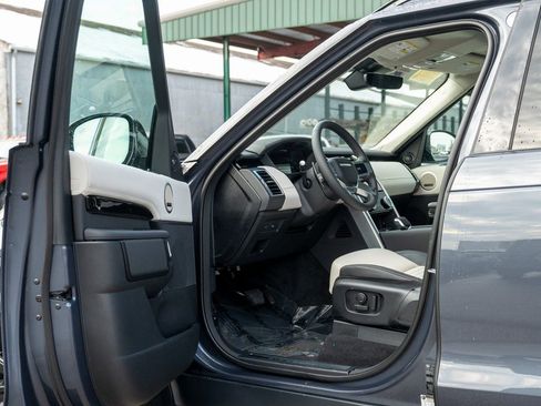 New 2025 Land Rover Discovery S image 10