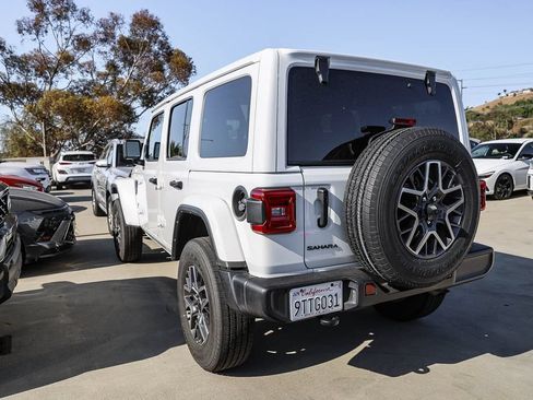 Used 2025 Jeep Wrangler Unlimited Sahara AWD/4WD image 6