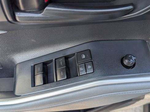 Used 2022 Toyota Highlander LE FWD image 13