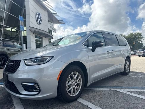 Used 2024 Chrysler Pacifica Touring-L FWD image 31