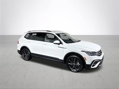 Certified 2024 Volkswagen Tiguan SE w/ Panoramic Sunroof Package AWD/4WD image 5