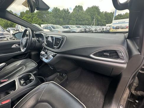 Used 2018 Chrysler Pacifica Limited w/ S Appearance Package FWD image 32