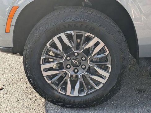 Used 2025 Chevrolet Suburban Z71 image 28