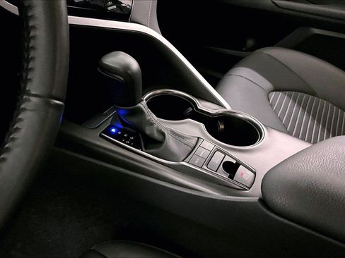 Used 2023 Toyota Camry SE image 16