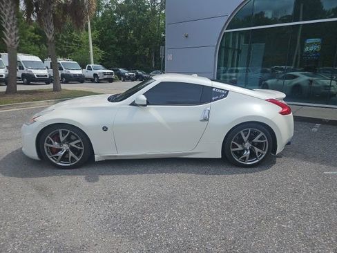 Used 2014 Nissan 370Z Touring w/ Sport Package RWD image 2
