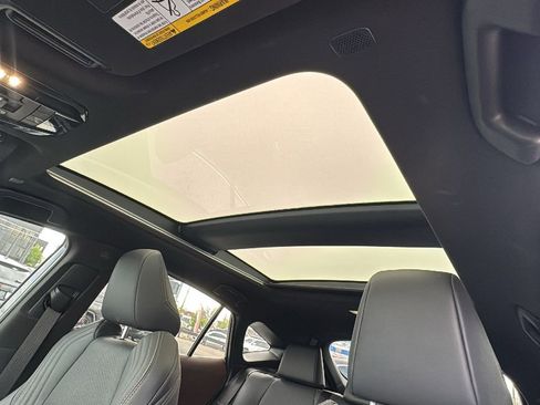 Used 2023 Toyota Venza Limited image 12