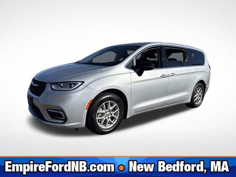 Used 2024 Chrysler Pacifica Touring-L FWD image 1