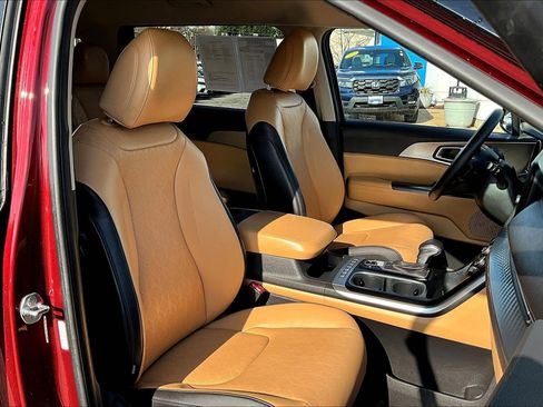 Used 2023 Kia Carnival LX image 7