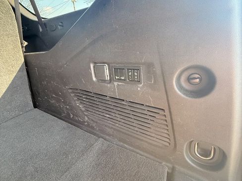 Used 2021 GMC Yukon XL SLT w/ SLT Luxury Plus Package image 8