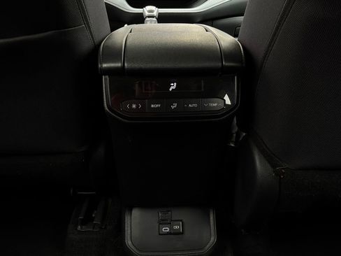 Used 2025 Toyota Highlander LE FWD image 13