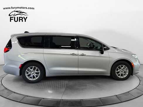 Used 2024 Chrysler Pacifica Touring-L FWD image 2