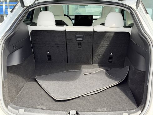 Used 2022 Tesla Model Y Long Range image 14