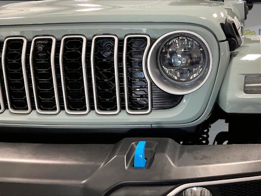 Used 2024 Jeep Wrangler Unlimited Sahara w/ Technology Group AWD/4WD image 32