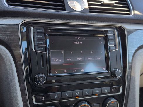 Used 2017 Volkswagen Passat 1.8T SE image 11