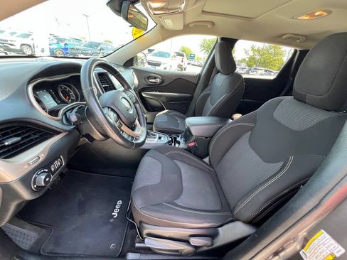 Used 2015 Jeep Cherokee Latitude FWD image 18