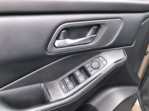 Used 2025 Nissan Rogue SV image 21