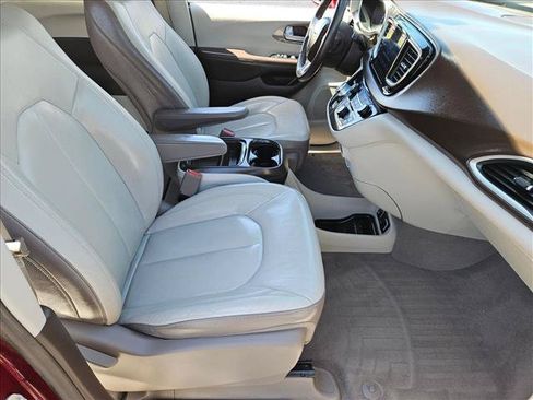 Used 2017 Chrysler Pacifica Touring-L FWD image 25
