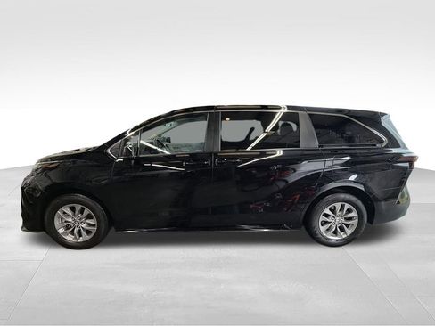 Used 2024 Toyota Sienna LE FWD image 5
